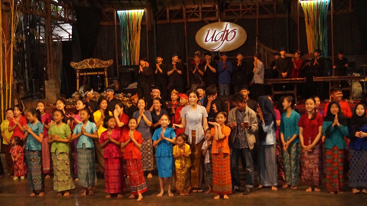 Audience and young performers celebrating together at Saung Angklung Udjo