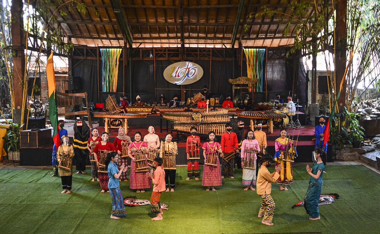 Youth artists performing live angklung orchestra and dance at Saung Udjo
