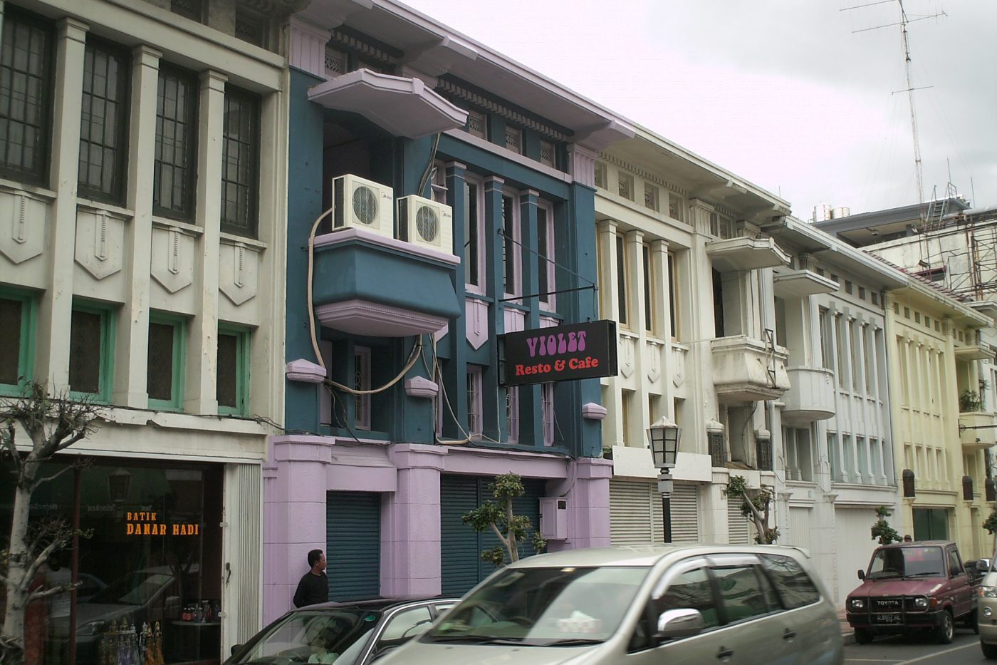 Colonial buildings along Braga Street